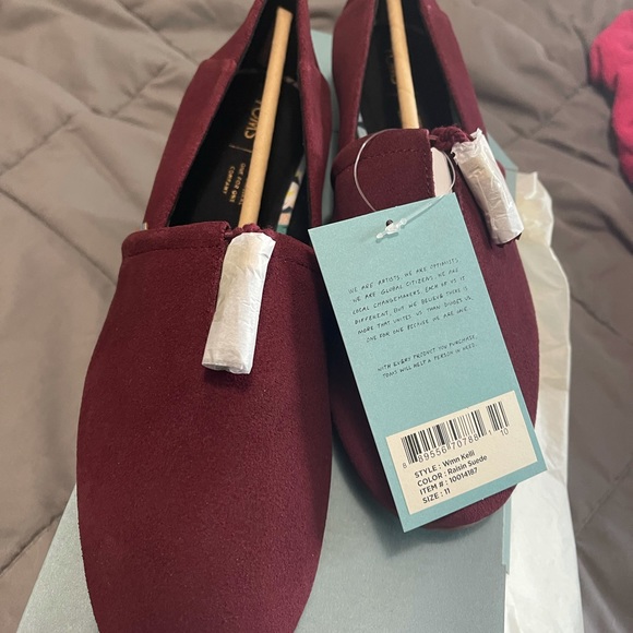 Unworn loafer style TOMS flats - Picture 5 of 7